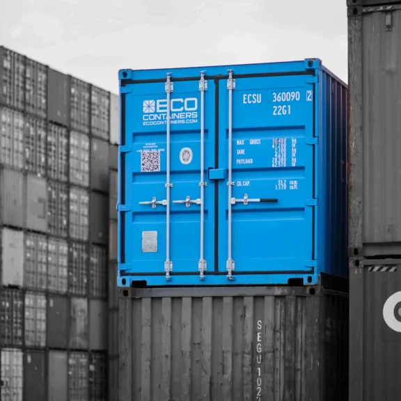 czarno białe zdjęcie z wyróżnieniem jednego niebieskiego kontenera ecocontainers