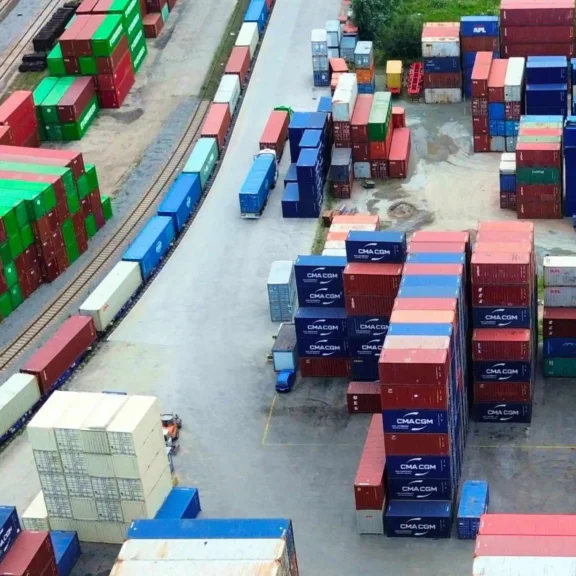 depot kontenerowy z bocznicą kolejową w rzucie z lotu ptaka