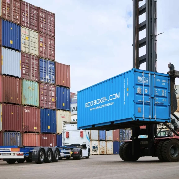 kalmar ładujący kontener morski z logo ecobox24.com na tira