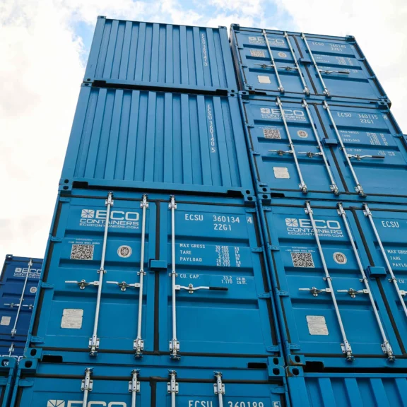 niebieskie kontenery morskie z logo ecocontainers